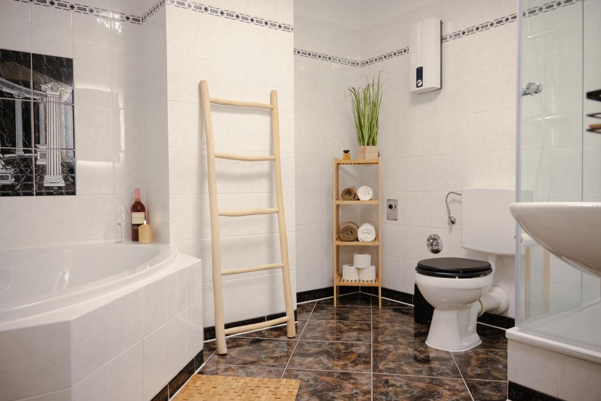 Jasta Homes Altstadt, Zentral, Ueberdachter Parkplatz, Netflix, Vollausstattung, Loft, Modern Und Komfort Appartement Hamelin