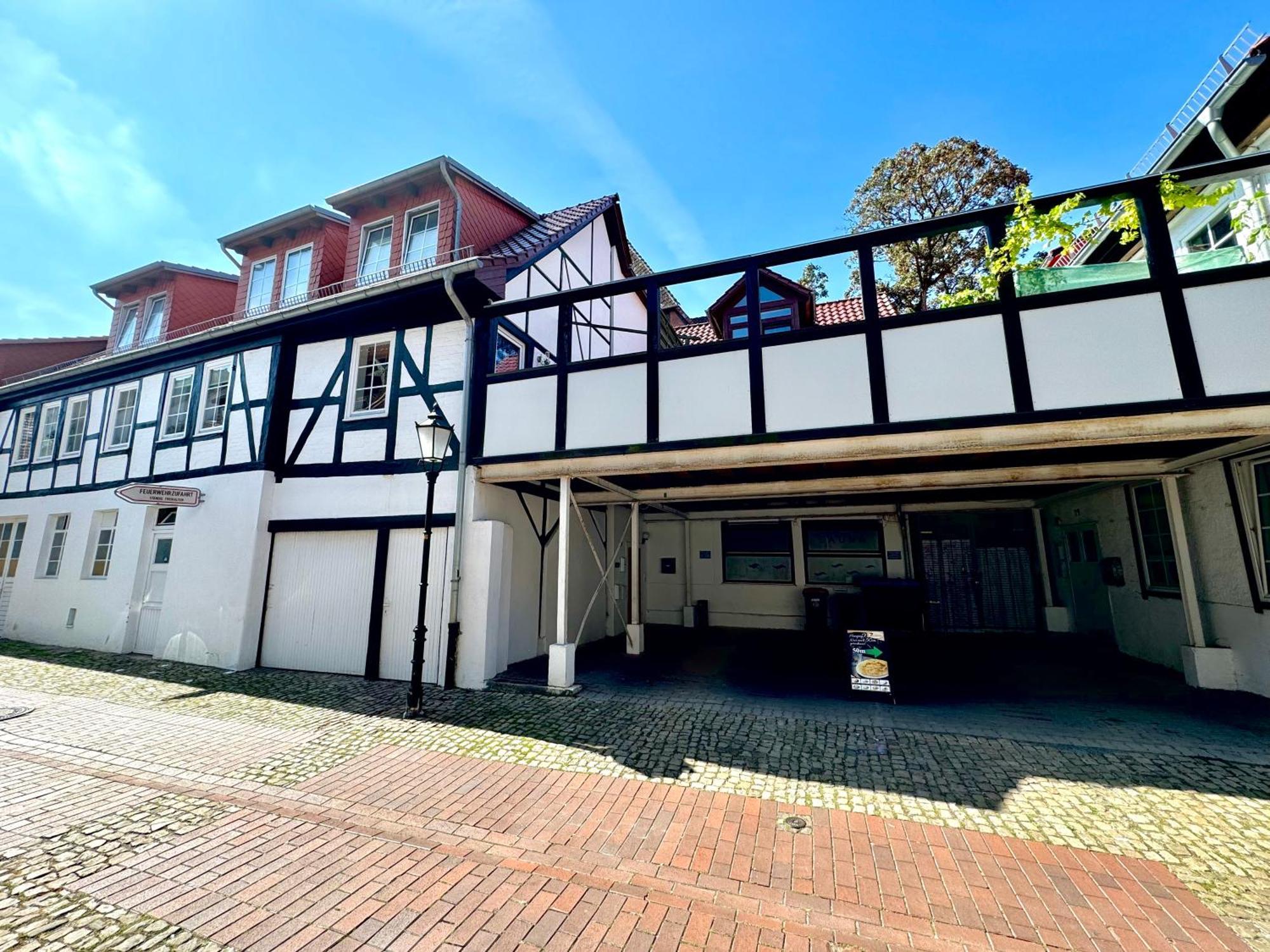 Jasta Homes Altstadt, Zentral, Ueberdachter Parkplatz, Netflix, Vollausstattung, Loft, Modern Und Komfort Apartment Hamelin